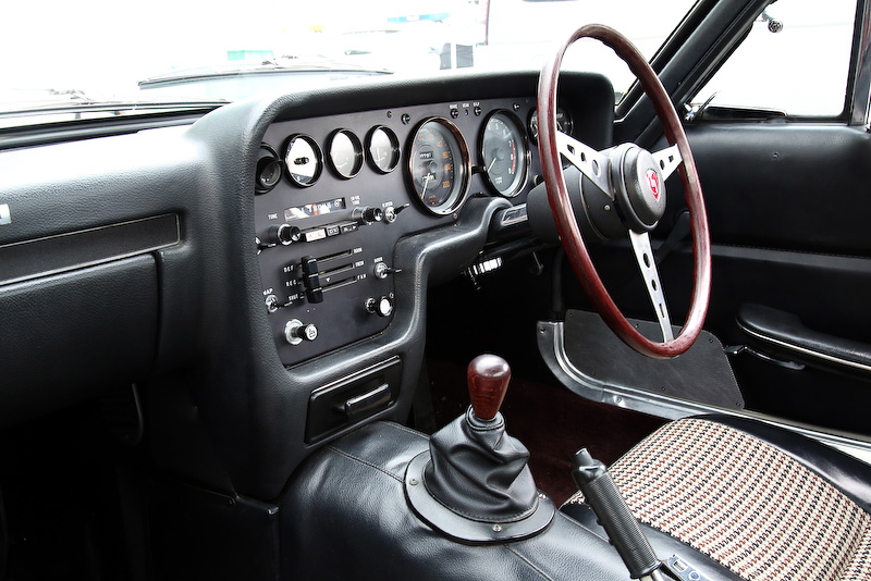 もともと展示車だったので室内もそれなりに程度がよかったが、痛んだ部分をこの機会に直した。ドアを開けるノブはアームレスト下にあるので分かりにくい。そのため、初めて乗った人だと降りるときにノブを探すケースが多い