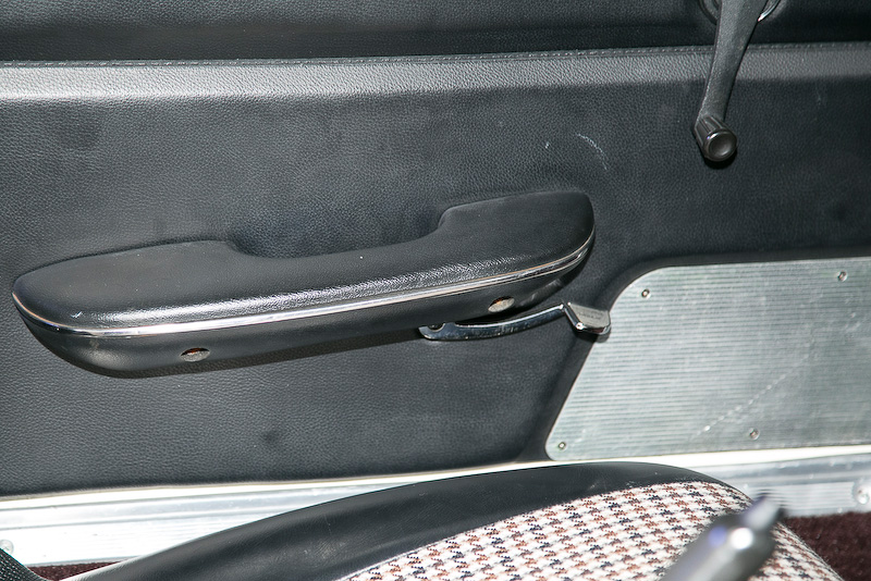 もともと展示車だったので室内もそれなりに程度がよかったが、痛んだ部分をこの機会に直した。ドアを開けるノブはアームレスト下にあるので分かりにくい。そのため、初めて乗った人だと降りるときにノブを探すケースが多い