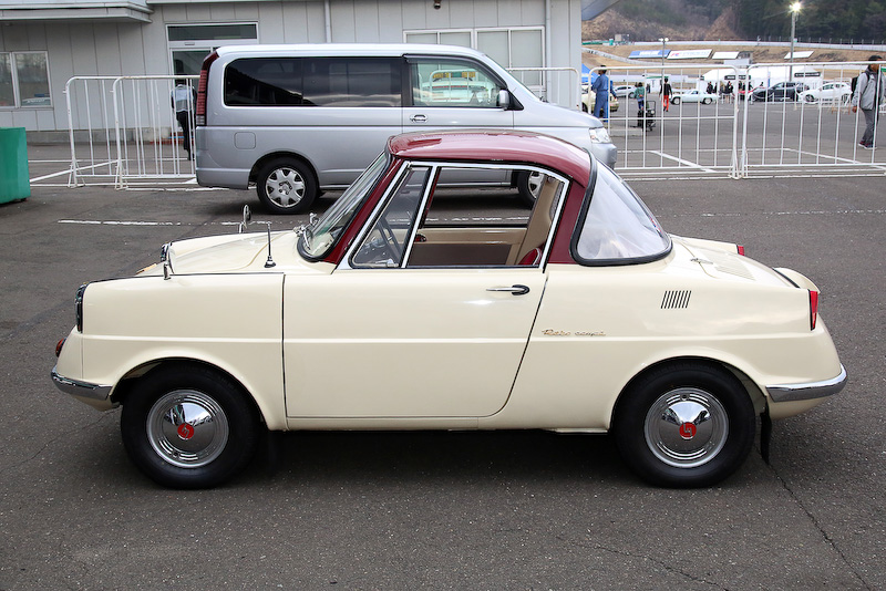 1961年式のR360。新車価格は4速MTが30万円、ATが32万円だった。レストア車はデラックスというグレード