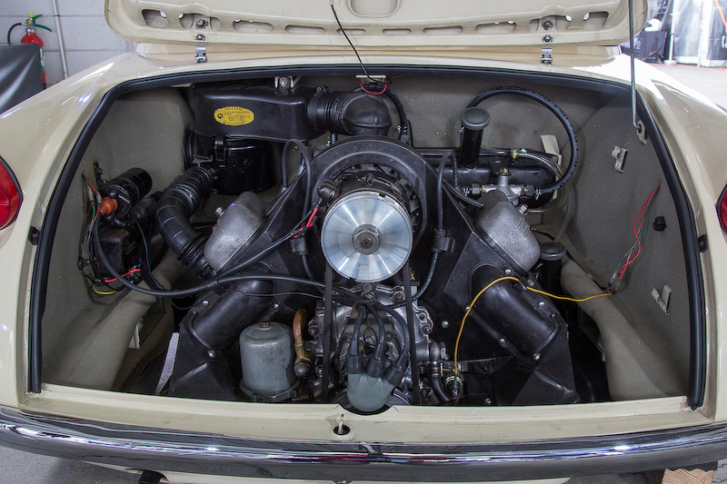 リアに搭載されるエンジンは強制空冷式90度V型2気筒OHV。排気量は356cc。最高出力は16PS/5300rpm、最大トルクは2.2kgm/4000rpm。エンジンの軽量化のためにオイルパン、タイミングカバー、プーリー、クーリングファンはマグネシウム合金だった。シリンダーヘッドはアルミ合金。フロントフード下には燃料タンクとスペアタイヤ、工具があった