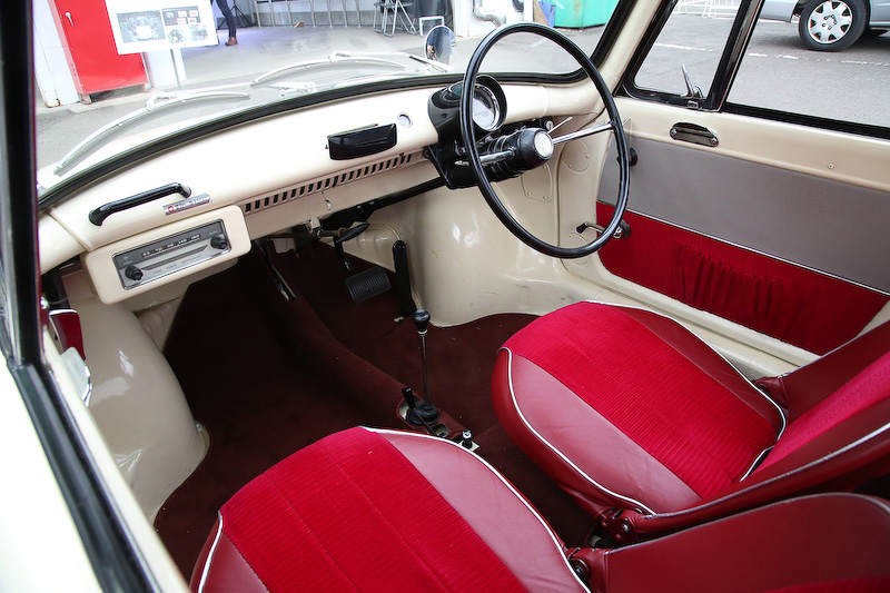 トヨタ「クラウン」を意識したともいう豪華なシート。色使いやパイピングなどは軽自動車、それも安価なクルマとは思えない