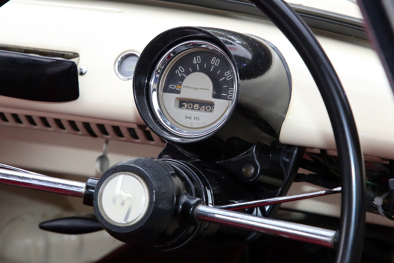 メーターは形状も文字盤もデザインに優れている。助手席前にはラジオが付いているが、ダッシュパネルと一体化した取り付けは当時の日本車離れしたデザイン
