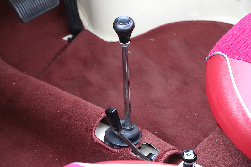 軽自動車としては日本初のATを搭載。ギヤは2段切り替え式で、ここはシフトレバーで操作する（小さいレバーは直結用と聞いた）。通常はハイギヤから変えることはないという。トルクコンバーターはいわゆる流体クラッチでもあるので、スタートは現代のATと同じくアクセルを踏むだけだし、トルクコンバーターはそれ自体が無段階の変速機（トルク比内でのこと）なので、ギヤが2速でもスムーズに走れたのだ。もちろんペダルは2つ。コンバーターは珍しい分解可能なタイプ