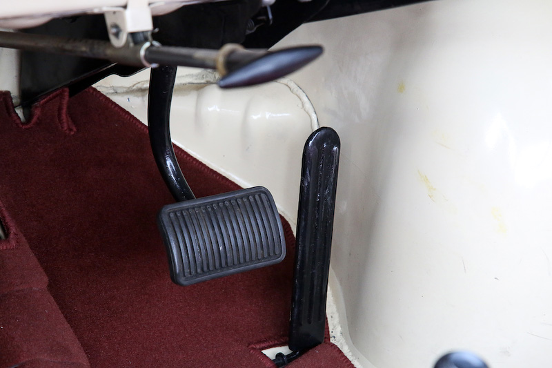 軽自動車としては日本初のATを搭載。ギヤは2段切り替え式で、ここはシフトレバーで操作する（小さいレバーは直結用と聞いた）。通常はハイギヤから変えることはないという。トルクコンバーターはいわゆる流体クラッチでもあるので、スタートは現代のATと同じくアクセルを踏むだけだし、トルクコンバーターはそれ自体が無段階の変速機（トルク比内でのこと）なので、ギヤが2速でもスムーズに走れたのだ。もちろんペダルは2つ。コンバーターは珍しい分解可能なタイプ