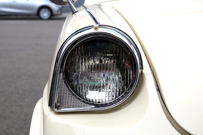 外装小物のデザインもいい。ヘッドライトベゼルも形状、デザインともに個性的で、ミラーもステーとミラーの接合部の作りが凝っている。ナンバー灯の部分の造形も優れているし、テールランプも特徴的。コスモスポーツもそうだが、当時のマツダのデザインは個性が非常に強い