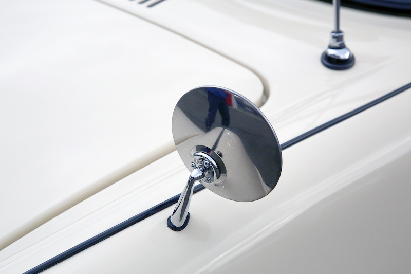 外装小物のデザインもいい。ヘッドライトベゼルも形状、デザインともに個性的で、ミラーもステーとミラーの接合部の作りが凝っている。ナンバー灯の部分の造形も優れているし、テールランプも特徴的。コスモスポーツもそうだが、当時のマツダのデザインは個性が非常に強い