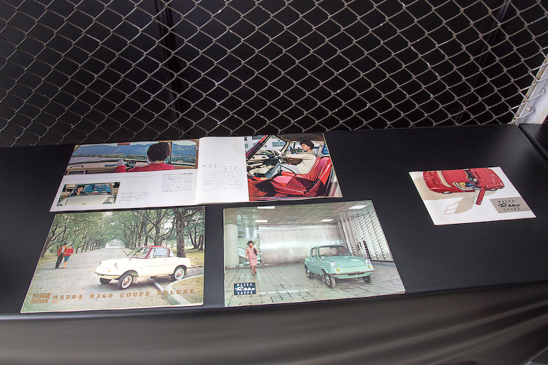 当時のMTは操作も難しかったので、女性や身障者には乗るのが厳しい面もあった。そこで「女性、戦争で傷ついた人、身障者など、すべての人に乗ってもらえるクルマを作りたい」という気持ちで作られたR360。当時のカタログからもそれが伝わってくる。また、戦争で辛い思いをした人が、平和な日常において笑顔でドライブしてくれることも願ったクルマだったとのことだ