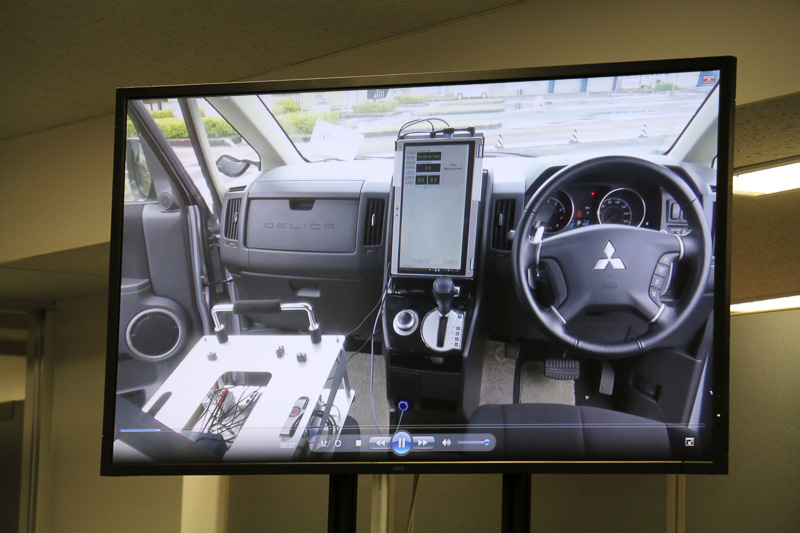 デリカD：5のセンターコンソールに2in1 PCを固定。助手席の座面上にはGPS測定器が載せられている