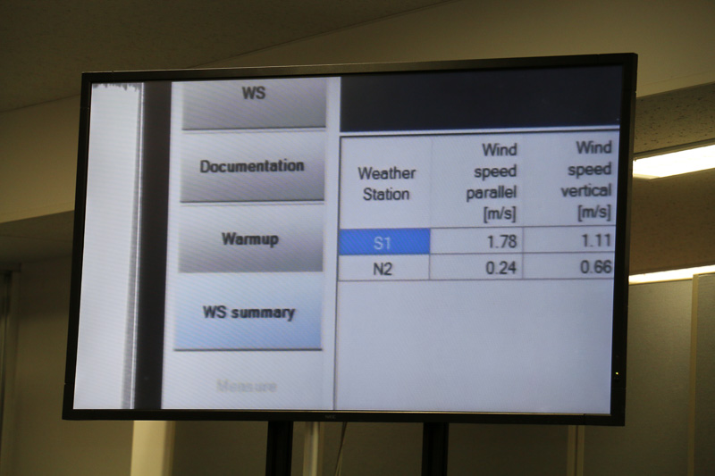 気象条件や風速、気圧などの数値が画面に表示されていた