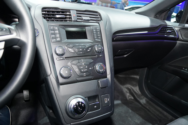 車内にシフトレバーはなく、ダイヤルでシフトを選択する