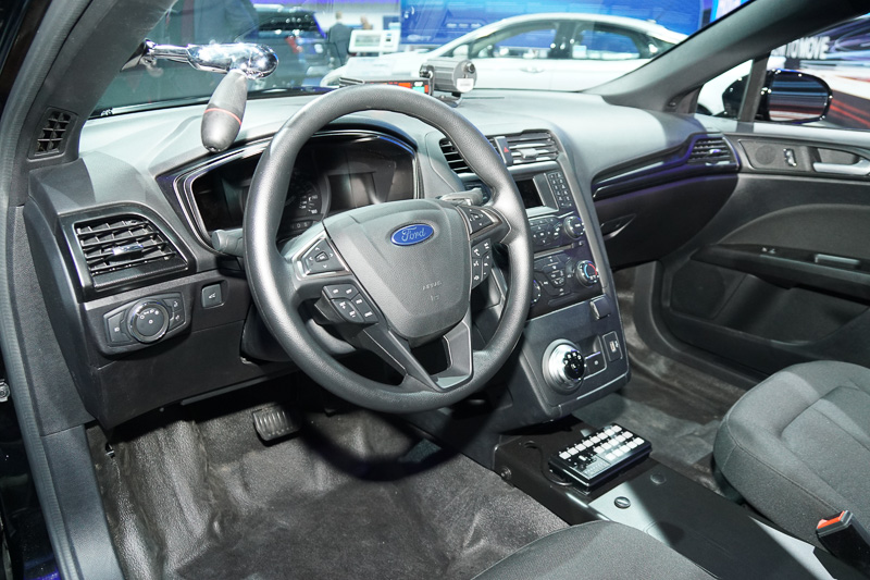 車内から操作できるLEDライトを装備