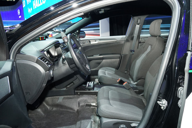 展示された仕様は前席がファブリック、後席はビニールレザー