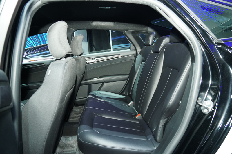 展示された仕様は前席がファブリック、後席はビニールレザー