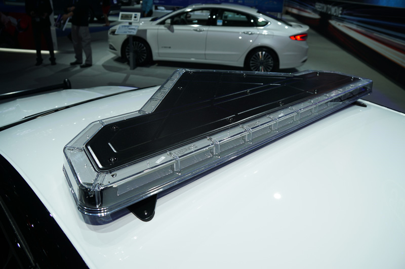 LEDを採用した薄型の赤色灯が装備されている