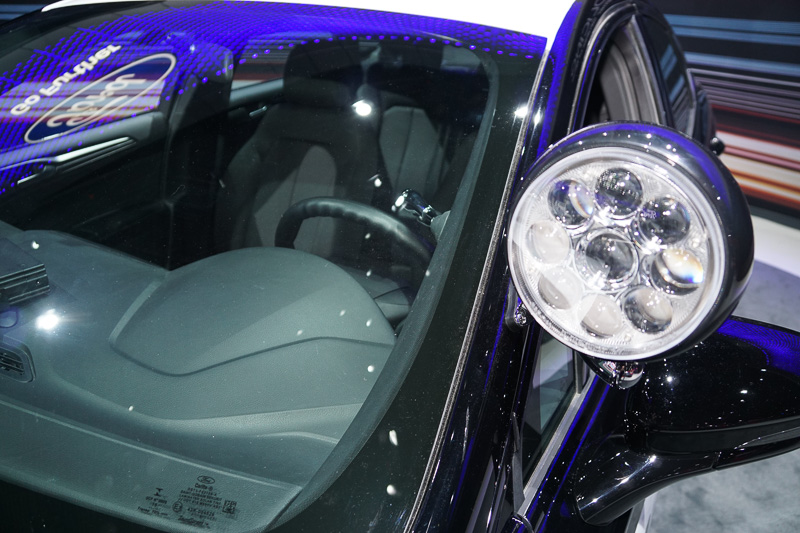 車内から操作できるLEDライトを装備