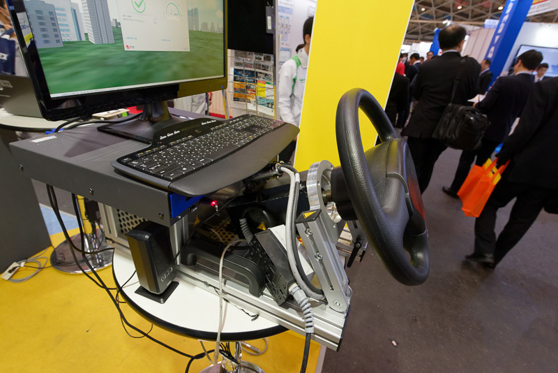 こちらはフォーラムエイトが展示していた自動運転などのデモンストレーション用ソリューション。高速道路や市街地といったさまざまなシチュエーションを、国土地理院の地図データなどと組み合わせて3D CGで再現する