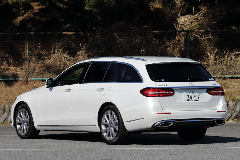 今回試乗したのは2016年11月に発売された「E 400 4MATIC ステーションワゴン エクスクルーシブ」（ダイヤモンドホワイト）。エクステリアはクーペのように流れるプロポーションと力強いリアエンドによって構成され、Cd値0.28という空力性能を実現する。ボディサイズは4940×1850×1465mm（全長×全幅×全高）、ホイールベースは2940mm。価格は1050万円