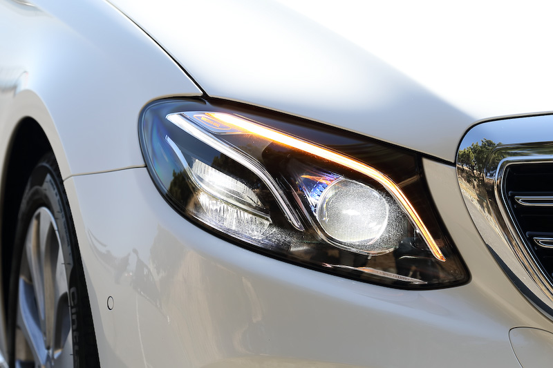 Eクラス ステーションワゴンのうち、Sクラスにもっとも近い存在であることからE 400 4MATIC ステーションワゴン エクスクルーシブのみボンネット上にスリーポインテッドスターマスコットを配する。足下は18インチアルミホイールにピレリ「Cinturato P7」（245/45 R18）の組み合わせ