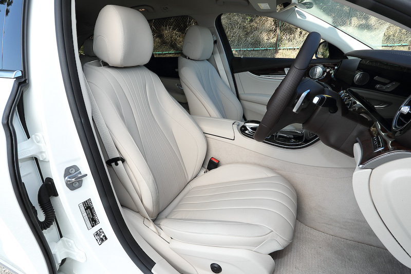 ベージュ基調の明るいインテリアを採用。ステーションワゴンではパッセンジャーエリアとラゲッジルームがつながっている構造のため、走行時の騒音や振動が課題となる。今回のEクラス ステーションワゴンではボディ底面を補強することでボディ剛性を高め、さらにボディ各部に遮音材を多く備えるなど静粛性を高める対策が行なわれている