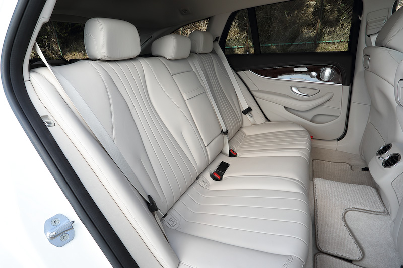 ベージュ基調の明るいインテリアを採用。ステーションワゴンではパッセンジャーエリアとラゲッジルームがつながっている構造のため、走行時の騒音や振動が課題となる。今回のEクラス ステーションワゴンではボディ底面を補強することでボディ剛性を高め、さらにボディ各部に遮音材を多く備えるなど静粛性を高める対策が行なわれている