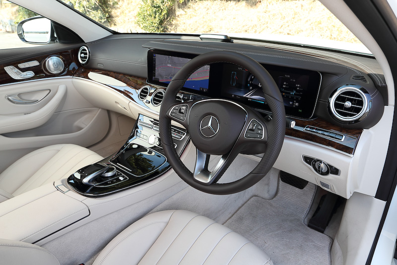 ベージュ基調の明るいインテリアを採用。ステーションワゴンではパッセンジャーエリアとラゲッジルームがつながっている構造のため、走行時の騒音や振動が課題となる。今回のEクラス ステーションワゴンではボディ底面を補強することでボディ剛性を高め、さらにボディ各部に遮音材を多く備えるなど静粛性を高める対策が行なわれている