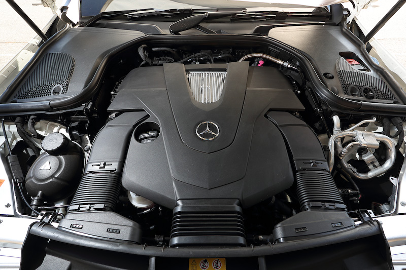 パワートレーンはV型6気筒DOHC 3.5リッター直噴ツインターボエンジンに9速ATの組み合わせで、最高出力245kW（333PS）/5250-6000rpm、最大トルク480Nm（48.9kgm）/1200-4000rpmを発生。JC08モード燃費は11.1km/L