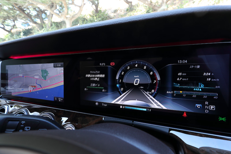 ベージュ基調の明るいインテリアを採用。ステーションワゴンではパッセンジャーエリアとラゲッジルームがつながっている構造のため、走行時の騒音や振動が課題となる。今回のEクラス ステーションワゴンではボディ底面を補強することでボディ剛性を高め、さらにボディ各部に遮音材を多く備えるなど静粛性を高める対策が行なわれている