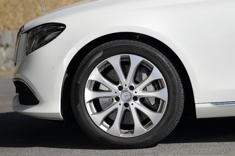 Eクラス ステーションワゴンのうち、Sクラスにもっとも近い存在であることからE 400 4MATIC ステーションワゴン エクスクルーシブのみボンネット上にスリーポインテッドスターマスコットを配する。足下は18インチアルミホイールにピレリ「Cinturato P7」（245/45 R18）の組み合わせ