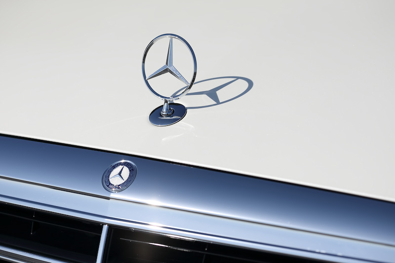 Eクラス ステーションワゴンのうち、Sクラスにもっとも近い存在であることからE 400 4MATIC ステーションワゴン エクスクルーシブのみボンネット上にスリーポインテッドスターマスコットを配する。足下は18インチアルミホイールにピレリ「Cinturato P7」（245/45 R18）の組み合わせ