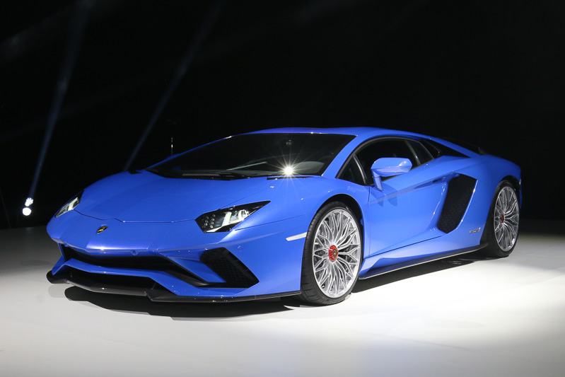 アヴェンタドール S。ボディカラーは「BLU NETHUNS」