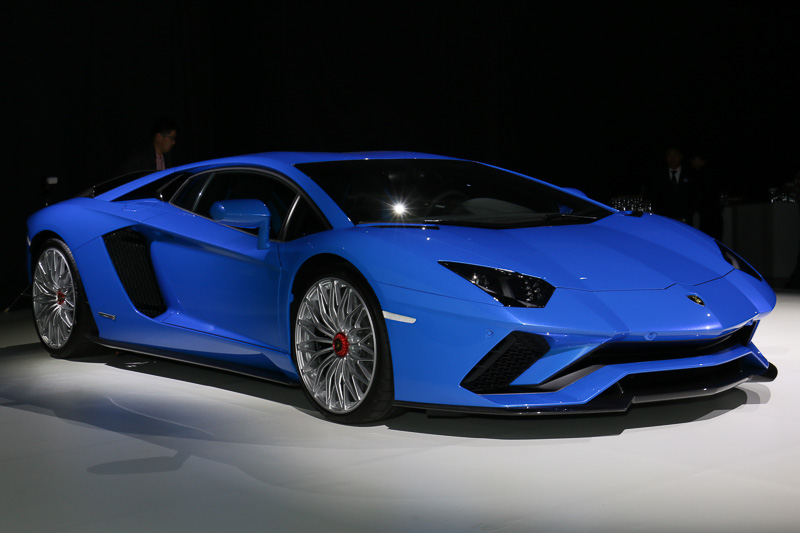 アヴェンタドール S。ボディカラーは「BLU NETHUNS」