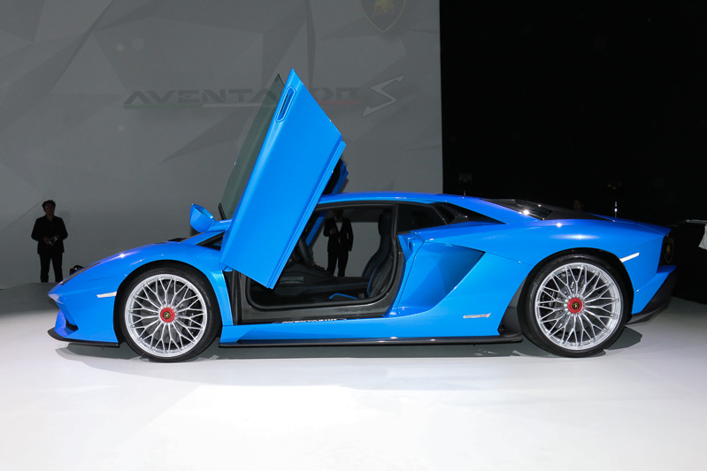 ドアはこれまでどおり、前ヒンジで縦方向に持ち上がるスタイル。搭載するV型12気筒6.5リッター自然吸気エンジンは、最高出力544kW（740HP）/8400rpm、最大トルク690Nm/5500rpmを発生する