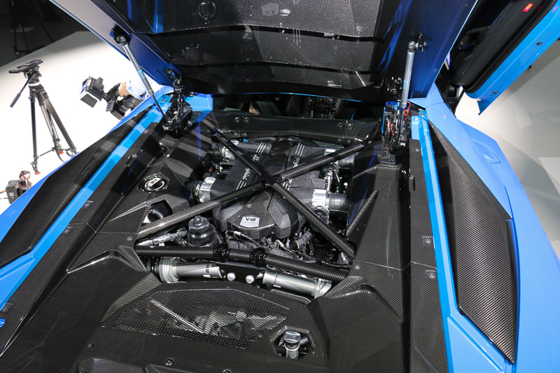 ドアはこれまでどおり、前ヒンジで縦方向に持ち上がるスタイル。搭載するV型12気筒6.5リッター自然吸気エンジンは、最高出力544kW（740HP）/8400rpm、最大トルク690Nm/5500rpmを発生する