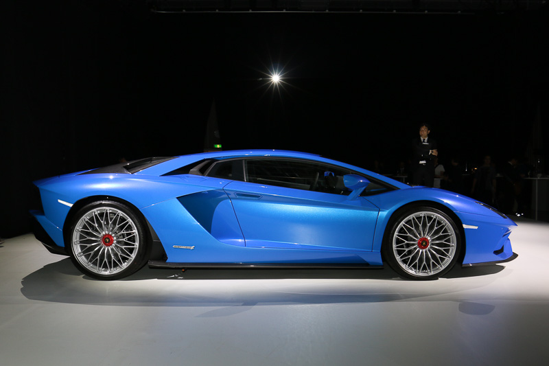 ドアはこれまでどおり、前ヒンジで縦方向に持ち上がるスタイル。搭載するV型12気筒6.5リッター自然吸気エンジンは、最高出力544kW（740HP）/8400rpm、最大トルク690Nm/5500rpmを発生する