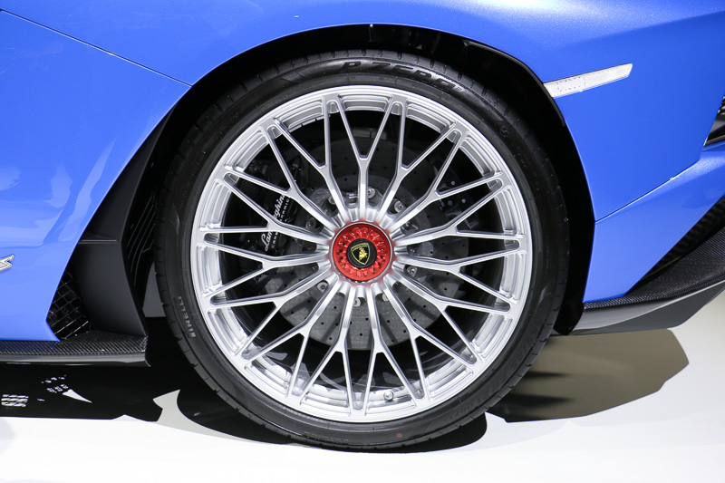 タイヤサイズはフロント（左）が255/30 ZR20、リア（右）が355/25 ZR21。ブレーキにはカーボンセラミック製ディスクを採用し、フロントがφ400×38mm、リアがφ380×38mmとなる