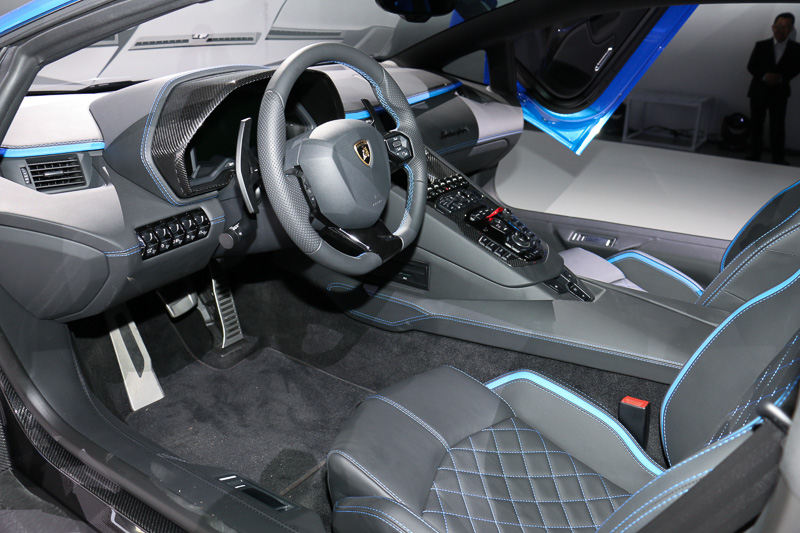 レザーやカーボンなどの素材を多用するインテリア。トランスミッションはシーケンシャルタイプの7速ISR（インディペンデント・シフティングロッド）を採用