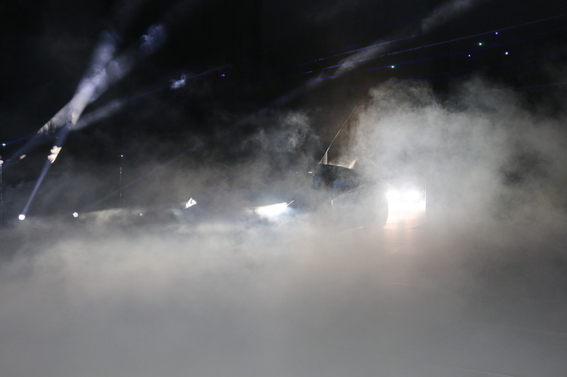 ステージ上にスモークが焚かれ、煙をかき分けて姿を現わしたアヴェンタドール Sの運転席からカントリー・マネージャーのクレシ氏が登場する演出が行なわれた