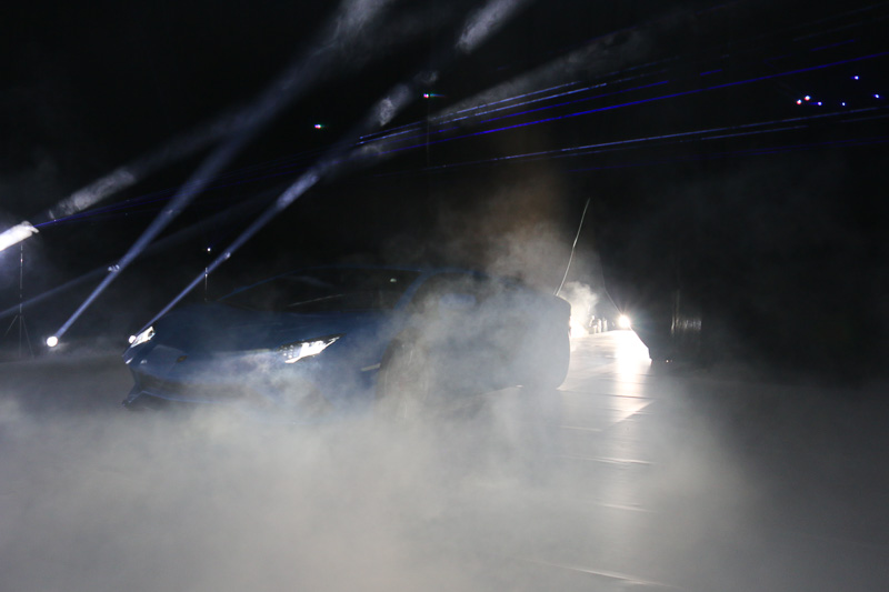 ステージ上にスモークが焚かれ、煙をかき分けて姿を現わしたアヴェンタドール Sの運転席からカントリー・マネージャーのクレシ氏が登場する演出が行なわれた