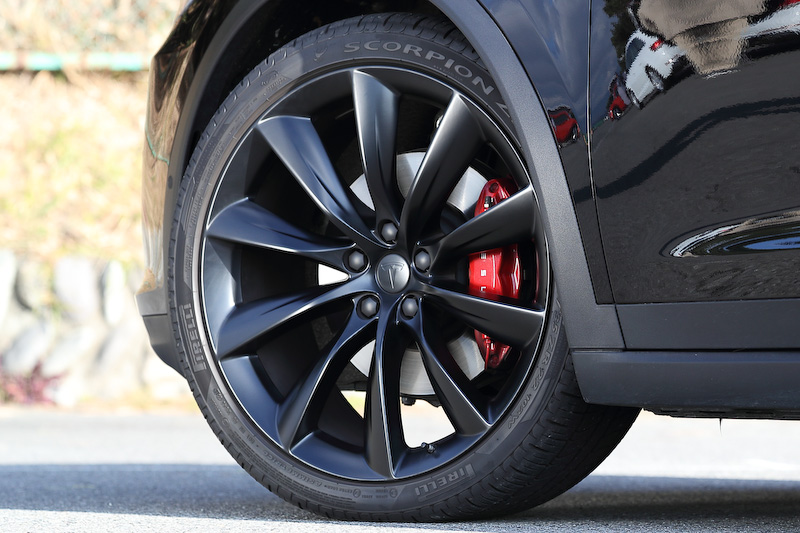 ダーク調の22インチホイールにピレリのSUV向けタイヤ「スコーピオン ZERO」（タイヤサイズ：285/35 ZR22）を組み合わせる