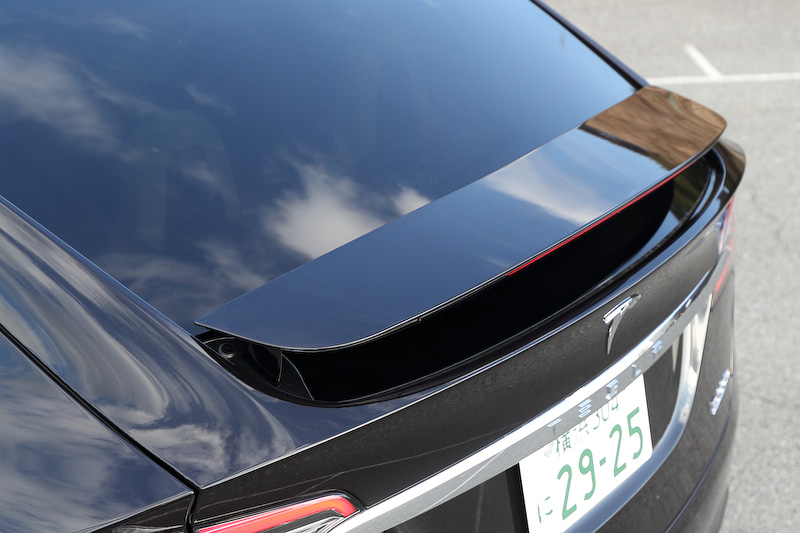 リアスポイラーはクルマを起動すると自動的にポップアップ