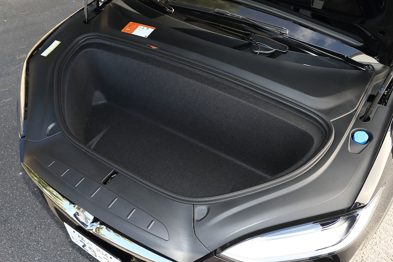 インテリアでは天井部分にガラス製「パノラミック ウインドシールド」を装備し、ベージュ内装と相まって明るく開放的な印象。試乗車は6名乗車仕様だが、5人乗り、7人乗りも選択できる