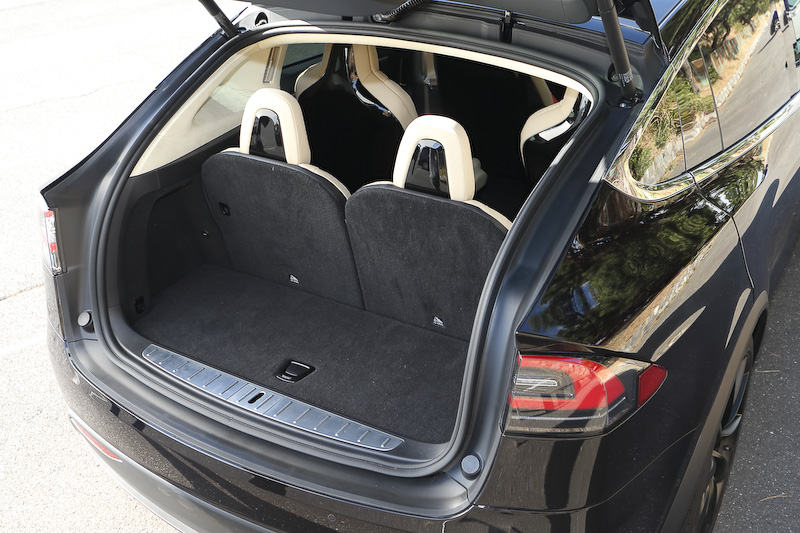 インテリアでは天井部分にガラス製「パノラミック ウインドシールド」を装備し、ベージュ内装と相まって明るく開放的な印象。試乗車は6名乗車仕様だが、5人乗り、7人乗りも選択できる