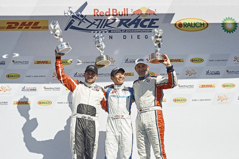 第2戦 サンディエゴのポディウム。優勝は室屋選手（中央）、2位はピーター・ポドランセック選手（左）、3位はマティアス・ドルダラー選手（右）。この優勝で室屋選手はシーズン成績でも3位にジャンプアップした（Balazs Gardi/Red Bull Content Pool）