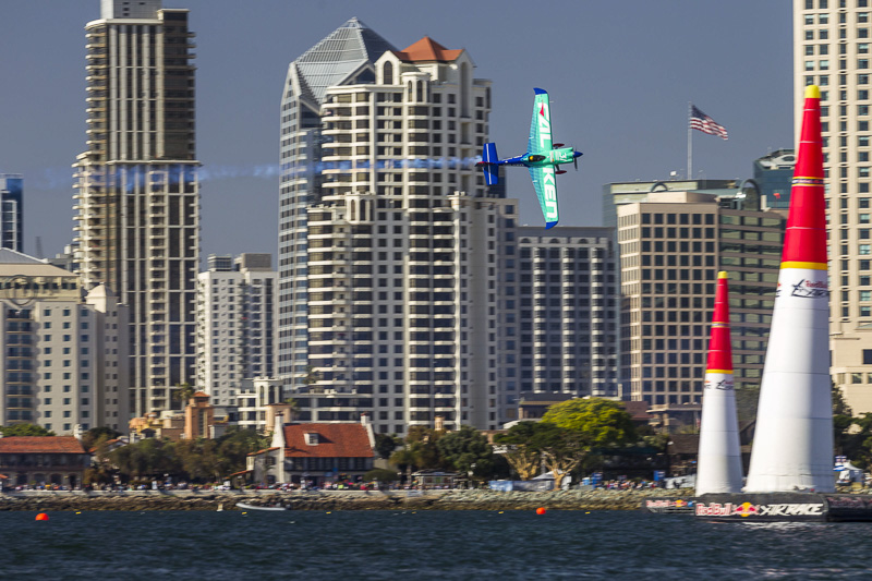 サンディエゴの空を駆け抜ける室屋選手（Garth Milan/Red Bull Content Pool）
