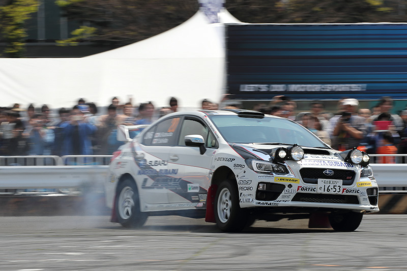 新井選手のWRXとはマシンの姿勢が大きく違う勝田範彦選手の全日本ラリー参戦マシンはグラベル仕様