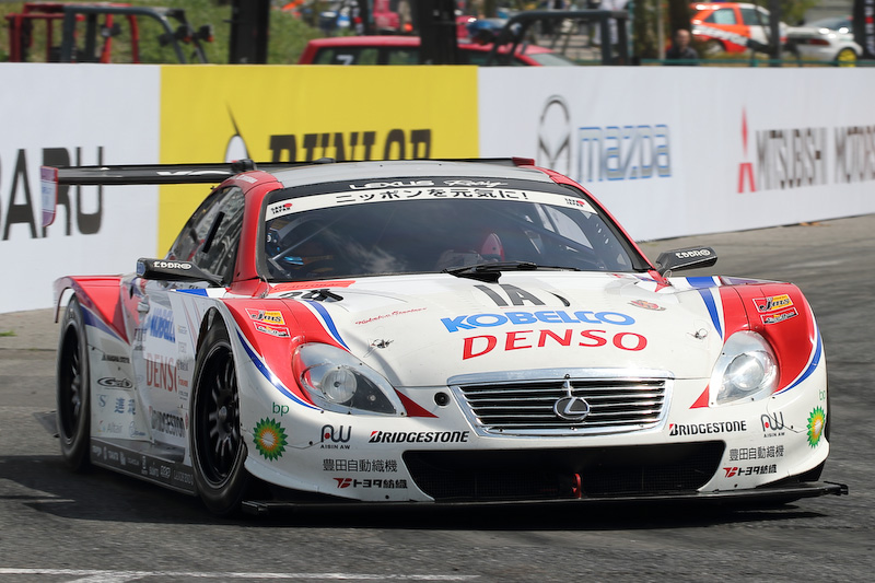 SUPER GTマシンも最新モデルからちょっと懐かしいモデルまでが走行し、レースさながらのタイヤ交換作業も披露した