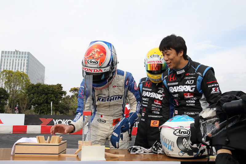 プロドライバーによる白熱したメーカー対抗お台場KARTグランプリ