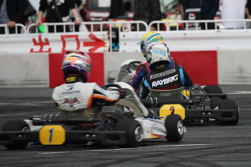 プロドライバーによる白熱したメーカー対抗お台場KARTグランプリ