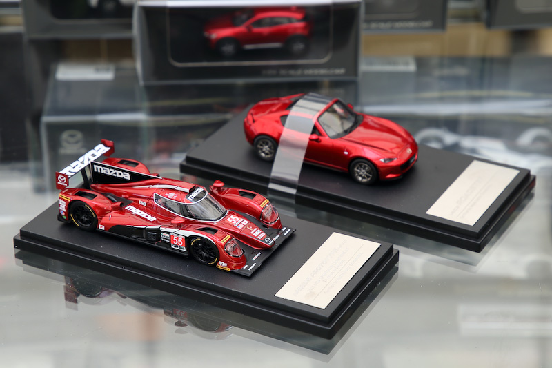 マツダブースでは2016年のデイトナ24時間レース参戦車のミニカーも登場