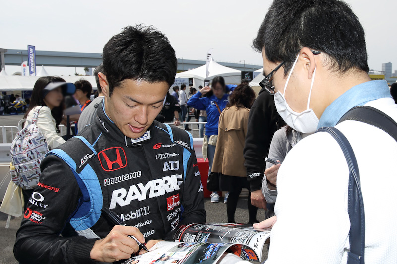 レース中は近寄りがたいトップドライバーもここでは身近に感じられる。会場内ではマシンの移動も行なわれ、すべてが目の前で行なわれる身近さはこのイベント最大の特徴だ